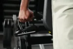 Aparat V-Squat cu discuri pentru genuflexiuni - imagine 4